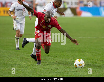 New Jersey, USA. 22 septembre 2018. Bradley Wright-Phillips (99) de New York Red Bulls & Ashtone Morgan (5) de Toronto FC lutte pour balle pendant les match à MLS Red Bull Arena Red Bulls a gagné 2 - 0 Crédit : lev radin/Alamy Live News Banque D'Images