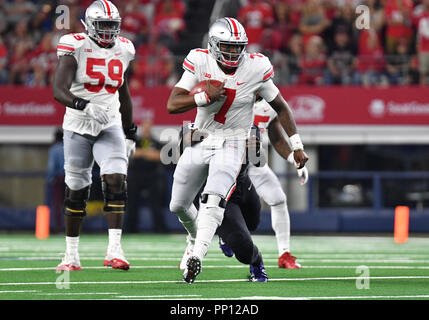 15 septembre 2018 : Ohio State Buckeyes quarterback Dwayne Haskins # 7 dans l'épreuve de AdvoCare NCAA Football match entre l'Ohio State Buckeyes et le TCU Horned Frogs à AT&T Stadium à Arlington, TX Ohio défait TCU 40-28 Albert Pena/CSM Banque D'Images