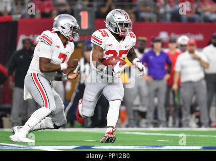 15 septembre 2018 : Ohio State Buckeyes d'utiliser de nouveau Mike Weber # 25 dans l'épreuve de AdvoCare NCAA Football match entre l'Ohio State Buckeyes et le TCU Horned Frogs à AT&T Stadium à Arlington, TX Ohio défait TCU 40-28 Albert Pena/CSM Banque D'Images