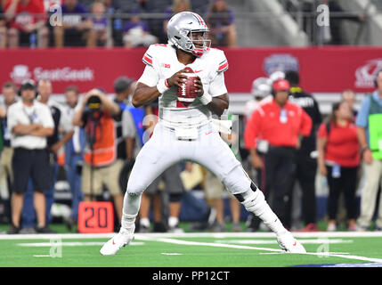 15 septembre 2018 : Ohio State Buckeyes quarterback Dwayne Haskins # 7 dans l'épreuve de AdvoCare NCAA Football match entre l'Ohio State Buckeyes et le TCU Horned Frogs à AT&T Stadium à Arlington, TX Ohio défait TCU 40-28 Albert Pena/CSM Banque D'Images