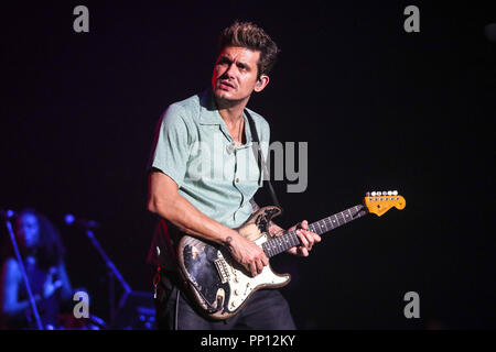 Raleigh, Caroline du Nord, USA. Août 16, 2017. Musique Artiste JOHN MAYER effectue à Raleigh (Caroline du Nord) dans le cadre de sa tournée 2017. John Clayton Mayer est un chanteur, guitariste et producteur de disques. Credit : Andy Martin Jr./ZUMA/Alamy Fil Live News Banque D'Images