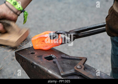 New York, USA, 22 Septembre, 2018 John Erianne de Pompton Plains, New Jersey, l'un des forgerons de Forge moderne, fait un outil à la Maker Faire monde à New York. Le festival est un événement de deux jours qui comprend des expositions, conférences et ateliers portant sur les décisions et la culture DIY. Credit : A.L. Faille/Alamy Live News Banque D'Images