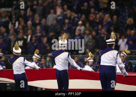 Seattle, WA, USA. 22 Sep, 2018. Les membres de la bande des Huskies de Washington tenir le drapeau avant un match entre l'Arizona State Sun Devils et Washington Huskies au Husky Stadium à Seattle, WA. Sean Brown/CSM/Alamy Live News Crédit : Cal Sport Media/Alamy Live News Banque D'Images