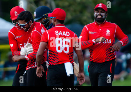 Morrisville, Caroline du Nord, USA. 22 Sep, 2018. 22 septembre, 2018 - Morrisville N.C., USA - Équipe Canada célèbre au cours de l'ICC World T20 America's ''A'' cricket match qualificatif entre USA et Canada. Les deux équipes ont joué à une cravate avec 140/8 Canada remportant le Super Plus pour la victoire. En plus des USA et du Canada, l'ICC World T20 America's ''A'' qualificatif propose également le Belize et le Panama dans le tournoi de six jours qui se termine le 26 septembre. Credit : Timothy L. Hale/ZUMA/Alamy Fil Live News Banque D'Images