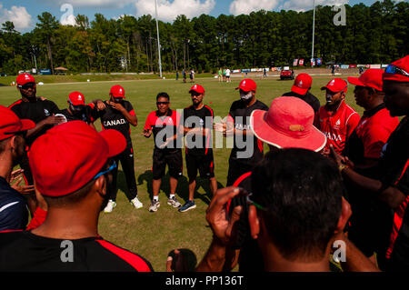 Morrisville, Caroline du Nord, USA. 22 Sep, 2018. 22 septembre, 2018 - Morrisville N.C., USA - Équipe Canada avant leur monde conciliabules ICC T20 America's ''A'' match de cricket de qualification avec l'équipe USA. Les deux équipes ont joué à une cravate avec 140/8 Canada remportant le Super Plus pour la victoire. En plus des USA et du Canada, l'ICC World T20 America's ''A'' qualificatif propose également le Belize et le Panama dans le tournoi de six jours qui se termine le 26 septembre. Credit : Timothy L. Hale/ZUMA/Alamy Fil Live News Banque D'Images