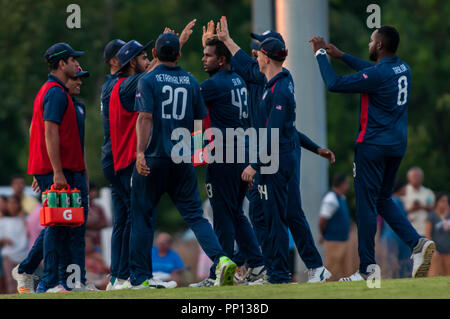 Morrisville, Caroline du Nord, USA. 22 Sep, 2018. 22 septembre, 2018 - Morrisville N.C., USA - Team USA célèbre au cours de l'ICC World T20 America's ''A'' cricket match qualificatif entre USA et Canada. Les deux équipes ont joué à une cravate avec 140/8 Canada remportant le Super Plus pour la victoire. En plus des USA et du Canada, l'ICC World T20 America's ''A'' qualificatif propose également le Belize et le Panama dans le tournoi de six jours qui se termine le 26 septembre. Credit : Timothy L. Hale/ZUMA/Alamy Fil Live News Banque D'Images