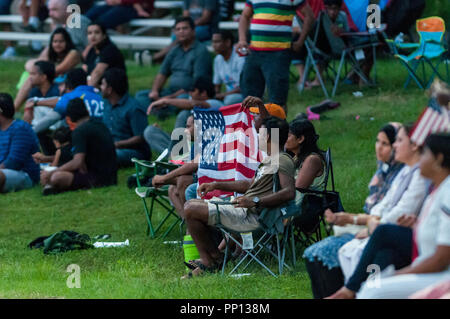 Morrisville, Caroline du Nord, USA. 22 Sep, 2018. 22 septembre, 2018 - Morrisville N.C., USA - Cricket fans afficher un drapeau américain au cours de l'ICC World T20 America's ''A'' cricket match qualificatif entre USA et Canada. Les deux équipes ont joué à une cravate avec 140/8 Canada remportant le Super Plus pour la victoire. En plus des USA et du Canada, l'ICC World T20 America's ''A'' qualificatif propose également le Belize et le Panama dans le tournoi de six jours qui se termine le 26 septembre. Credit : Timothy L. Hale/ZUMA/Alamy Fil Live News Banque D'Images