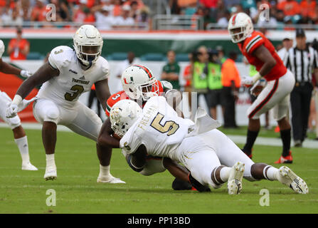 Miami Gardens, Florida, USA. 22 Sep, 2018. Le secondeur Panthers CRF Edwin Freeman (5) Les arrêts le receveur Mike Harley (3) au cours de l'école match de football entre la CRF et les Panthers de la au Hard Rock Stadium de Miami Gardens, en Floride. Les Hurricanes ont remporté 31-17. Mario Houben/CSM/Alamy Live News Crédit : Cal Sport Media/Alamy Live News Banque D'Images
