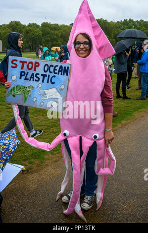 Londres, Royaume-Uni. 22 septembre 2018. Une femme vêtue comme une pieuvre rose est titulaire d'une affiche 'Stop à la plastique de l'océan'. Plusieurs milliers sont venus à un rassemblement à Hyde Park avant le mars à Londres sur les peuples Marche pour la faune mis en place par le radiodiffuseur et naturaliste Chris Packham pour soutenir la manifeste pour la faune établis par lui avec l'aide de 17 experts indépendants et scientifiques visant à stopper le déclin drastique de la faune. La même a été appuyée par de nombreuses ONG, les écoles et d'activistes de l'environnement. ( Crédit : ZUMA Press, Inc./Alamy Live News Banque D'Images