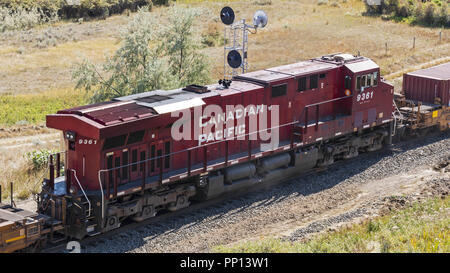 Medicine Hat, Alberta, Canada. Sep 6, 2018. Une locomotive tirant un train de marchandises se déplace le long des voies près de Medicine Hat, en Alberta. Credit : Bayne Stanley/ZUMA/Alamy Fil Live News Banque D'Images