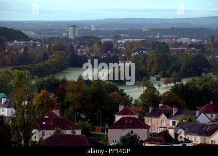 Glasgow, Écosse, Royaume-Uni, 23 Septembre, 2018. Météo britannique. L'aube sur l'équinoxe a vu un ciel clair la nuit cède la place à une aube avec pas de pluie dans la prévision pour la fin officielle de l'été. La première gelée de l'année tourne les greens et les fairways du golf de knightswood marquage blanc à un concert de l'année civile et la nature. Gérard Ferry/Alamy news Banque D'Images