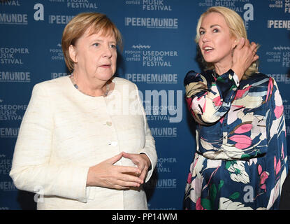 Peenemünde, Allemagne. 22 septembre 2018. La chancelière allemande, Angela Merkel (CDU), l'entretient avec le Premier Ministre du Mecklembourg-Poméranie-Occidentale Manuela Schwesig (SPD). La chancelière allemande, Angela Merkel, visite le 25e Festival de musique à l'Usedom Peenemünde power station. La centrale électrique de l'ancienne station de recherche de l'armée de Peenemünde, abrite aujourd'hui le Historisch-Technische Museum. Fondée en 1994, la fête de la musique a été la présentation de la musique de la mer Baltique pays de changer de pays chaque année depuis 1999. Photo : Stefan Sauer/dpa dpa : Crédit photo alliance/Alamy Live News Banque D'Images