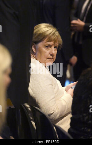 Peenemünde, Allemagne. 22 septembre 2018. La chancelière allemande, Angela Merkel, visite le 25e Festival de musique à l'Usedom Peenemünde power station. La centrale électrique de l'ancienne station de recherche de l'armée de Peenemünde, abrite aujourd'hui le Historisch-Technische Museum. Fondée en 1994, la fête de la musique a été la présentation de la musique de la mer Baltique pays de changer de pays chaque année depuis 1999. Photo : Stefan Sauer/dpa dpa : Crédit photo alliance/Alamy Live News Banque D'Images