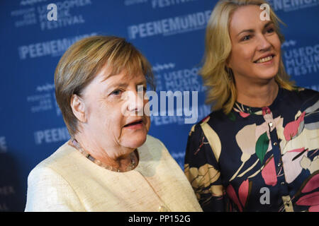 Peenemünde, Allemagne. 22 septembre 2018. La chancelière allemande, Angela Merkel (CDU), l'entretient avec le Premier Ministre du Mecklembourg-Poméranie-Occidentale Manuela Schwesig (SPD). La chancelière allemande, Angela Merkel, visite le 25e Festival de musique à l'Usedom Peenemünde power station. La centrale électrique de l'ancienne station de recherche de l'armée de Peenemünde, abrite aujourd'hui le Historisch-Technische Museum. Fondée en 1994, la fête de la musique a été la présentation de la musique de la mer Baltique pays de changer de pays chaque année depuis 1999. Photo : Stefan Sauer/dpa dpa : Crédit photo alliance/Alamy Live News Banque D'Images