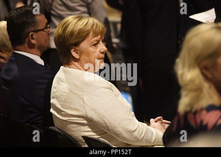 Peenemünde, Allemagne. 22 septembre 2018. La chancelière allemande, Angela Merkel, visite le 25e Festival de musique à l'Usedom Peenemünde power station. La centrale électrique de l'ancienne station de recherche de l'armée de Peenemünde, abrite aujourd'hui le Historisch-Technische Museum. Fondée en 1994, la fête de la musique a été la présentation de la musique de la mer Baltique pays de changer de pays chaque année depuis 1999. Photo : Stefan Sauer/dpa dpa : Crédit photo alliance/Alamy Live News Banque D'Images