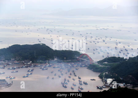 Beijing, Chine, Province de Zhejiang. 16 Sep, 2018. Bateaux de pêche voile hors du port de pêche de Xiangshan Shipu Comté de la ville de Ningbo, province de Zhejiang, Chine orientale, le 16 septembre 2018. Credit : Zhang Peijian/Xinhua/Alamy Live News Banque D'Images