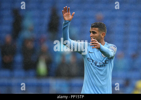 Cardiff, Royaume-Uni. 22 Sep, 2018. Riyad Mahrez de vagues de Manchester City pour les fans. Premier League match, Cardiff City v Manchester City au Cardiff City Stadium le samedi 22 septembre 2018. Cette image ne peut être utilisé qu'à des fins rédactionnelles. Usage éditorial uniquement, licence requise pour un usage commercial. Aucune utilisation de pari, de jeux ou d'un seul club/ligue/dvd publications. Photos par Andrew Andrew/Verger Verger la photographie de sport/Alamy live news Crédit : Andrew Orchard la photographie de sport/Alamy Live News Banque D'Images