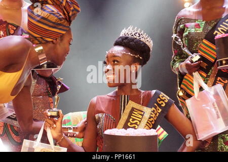 Londres, Royaume-Uni. 23 septembre 2018. Akua Ohenewaa Anim est Miss Ghana UK 2018. Akua Ohenewaa, une 26 ans d'origine Akuapim de Walthamstow est Miss Ghana UK 2018. Chef traditionnel Nana Boateng paru dans bain de crobes et parure. Dans les coulisses avec cheveux et miroir.Reggie et Bollie, X-Facteur 12 saison finalistes a fait une apparition spéciale lors de la cérémonie tenue au Gaumont Palace, Wood Green, Londres. Peter Hogan/Alamy Live News Banque D'Images