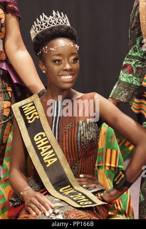 Londres, Royaume-Uni. 23 septembre 2018. Akua Ohenewaa Anim est Miss Ghana UK 2018. Akua Ohenewaa, une 26 ans d'origine Akuapim de Walthamstow est Miss Ghana UK 2018. Chef traditionnel Nana Boateng paru dans bain de crobes et parure. Dans les coulisses avec cheveux et miroir.Reggie et Bollie, X-Facteur 12 saison finalistes a fait une apparition spéciale lors de la cérémonie tenue au Gaumont Palace, Wood Green, Londres. Peter Hogan/Alamy Live News Banque D'Images