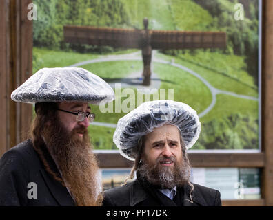 Liverpool. UK. 23 septembre 2018. Liverpool, Merseyside. 23 septembre 2018. Deux juifs orthodoxes juif juif homme hommes debout dans chapeaux imperméables : Crédit Cernan Elias/Alamy Live News Banque D'Images