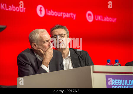 Liverpool, Royaume-Uni. 23 septembre 2018. Jeremy Corbyn chef du parti travailliste et Tom Watson, leader adjoint de l'étape à la conférence annuelle du Parti travailliste 2018 Alan Beastall/Alamy Live News Banque D'Images