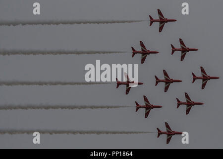 Duxford, UK. 22 Sep, 2018. Les flèches rouges display team sous la pluie - La bataille d'Angleterre de Duxford Air Show est un finale pour le centenaire de la Royal Air Force (RAF) à la célébration de 100 ans d'histoire de la RAF et une vision de la capacité d'avenir. Crédit : Guy Bell/Alamy Live News Banque D'Images