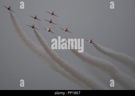 Duxford, UK. 22 Sep, 2018. Les flèches rouges display team sous la pluie - La bataille d'Angleterre de Duxford Air Show est un finale pour le centenaire de la Royal Air Force (RAF) à la célébration de 100 ans d'histoire de la RAF et une vision de la capacité d'avenir. Crédit : Guy Bell/Alamy Live News Banque D'Images