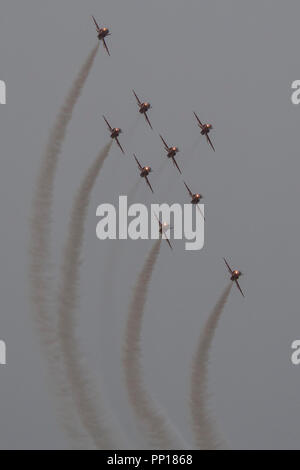 Duxford, UK. 22 Sep, 2018. Les flèches rouges display team sous la pluie - La bataille d'Angleterre de Duxford Air Show est un finale pour le centenaire de la Royal Air Force (RAF) à la célébration de 100 ans d'histoire de la RAF et une vision de la capacité d'avenir. Crédit : Guy Bell/Alamy Live News Banque D'Images