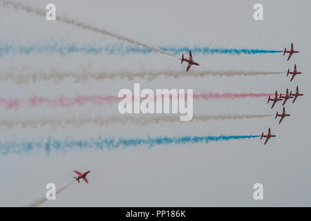 Duxford, UK. 22 Sep, 2018. Les flèches rouges display team sous la pluie - La bataille d'Angleterre de Duxford Air Show est un finale pour le centenaire de la Royal Air Force (RAF) à la célébration de 100 ans d'histoire de la RAF et une vision de la capacité d'avenir. Crédit : Guy Bell/Alamy Live News Banque D'Images