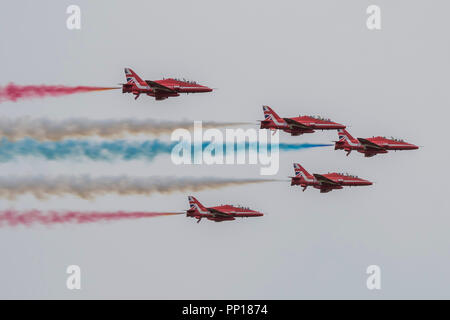 Duxford, UK. 22 Sep, 2018. Les flèches rouges display team sous la pluie - La bataille d'Angleterre de Duxford Air Show est un finale pour le centenaire de la Royal Air Force (RAF) à la célébration de 100 ans d'histoire de la RAF et une vision de la capacité d'avenir. Crédit : Guy Bell/Alamy Live News Banque D'Images