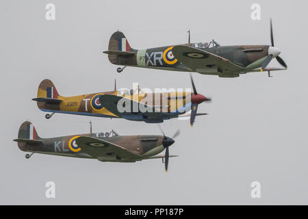 Duxford, UK. 22 Sep, 2018. 18 Spitfrires faire un survol de masse comme le finale - La bataille d'Angleterre de Duxford Air Show est un finale pour le centenaire de la Royal Air Force (RAF) à la célébration de 100 ans d'histoire de la RAF et une vision de la capacité d'avenir. Crédit : Guy Bell/Alamy Live News Banque D'Images