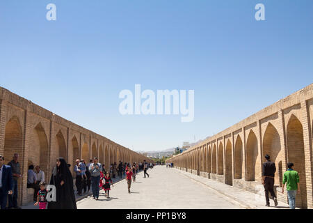 ISFAHAN, IRAN - 7 août 2015 : peuple iranien en passant par sur les Si o Seh Pol pont sur l'après-midi à Isfahan, Iran. Aussi connu comme Allahverdi Khan Banque D'Images