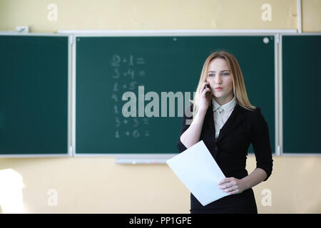 Jeune fille à l'école primaire Enseignants Banque D'Images