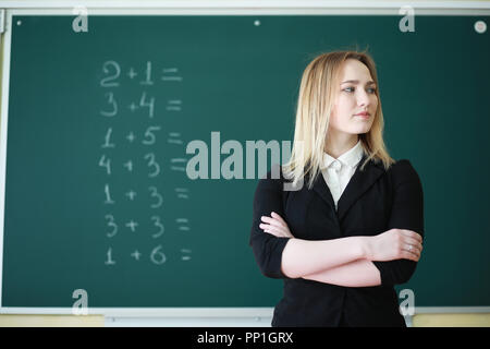 Jeune fille à l'école primaire Enseignants Banque D'Images