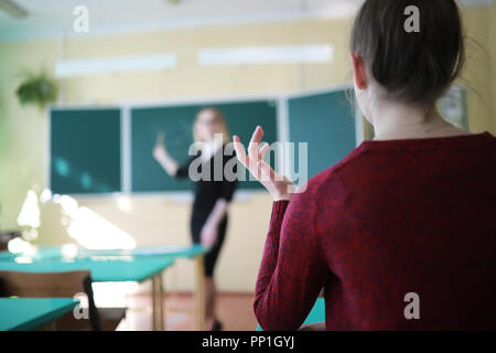 Jeune fille à l'école primaire Enseignants Banque D'Images