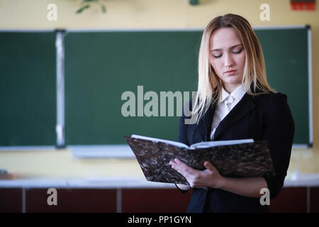 Jeune fille à l'école primaire Enseignants Banque D'Images