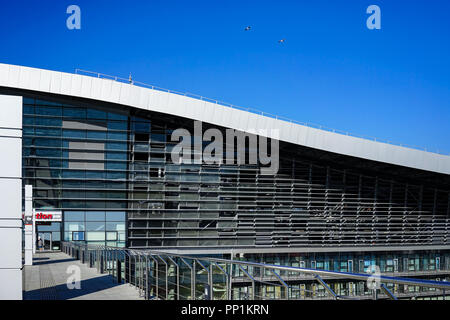 Sotchi, Russie - 1 juin 2015 : Architecture de la modernisation de la station de train à l'Adler météo ensoleillée en été. Banque D'Images