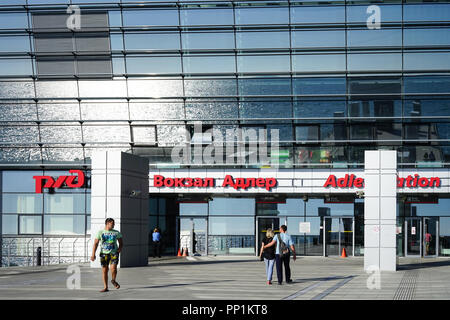 Sotchi, Russie - 1 juin 2015 : Architecture de la modernisation de la station de train à l'Adler météo ensoleillée en été. Banque D'Images