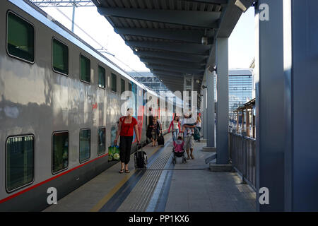 Sotchi, Russie - 1 juin 2015 : La plate-forme au train à deux étages, moderne avec des gens qui marchent au RAC. Banque D'Images