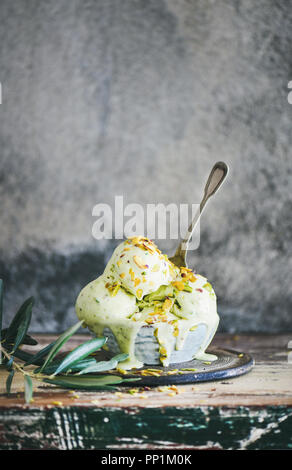 Bol de crème glacée à la pistache un dessert fait maison sur la table Banque D'Images