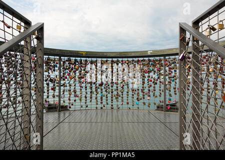 De nombreux amour gravé, cadenas à la rambarde sur le oleturm' Lookout Tower à Friedrichshafen au lac de Constance Banque D'Images