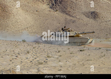 Une armée égyptienne M1 Abrams américain char de combat principal manoeuvres lors d'un exercice de tir réel interarmes répétition à Mohamed Naguib Base Militaire, près d'Alexandrie, Égypte, 16 septembre 2018. L'CALFEX est l'un des événements de formation culminant lors de l'exercice Bright Star 2018, un commandement central américain multilatéral d'entraînement, qui s'est tenue avec la République arabe d'Égypte. (U.S. Photo de la Garde nationale par la CPS. Jovi Prevot) Banque D'Images