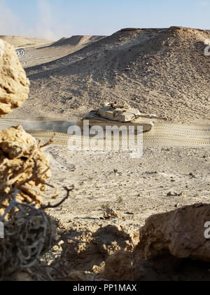 Une armée égyptienne M1 Abrams américain char de combat principal manoeuvres lors d'un exercice de tir réel interarmes répétition à Mohamed Naguib Base Militaire, près d'Alexandrie, Égypte, 16 septembre 2018. L'CALFEX est l'un des événements de formation culminant lors de l'exercice Bright Star 2018, un commandement central américain multilatéral d'entraînement, qui s'est tenue avec la République arabe d'Égypte. (U.S. Photo de la Garde nationale par la CPS. Jovi Prevot) Banque D'Images