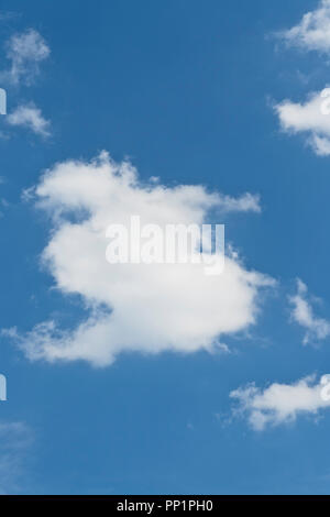 Un nuage dans le ciel bleu au-dessus de Saint Louis un jour de printemps à la mi-mai. Banque D'Images