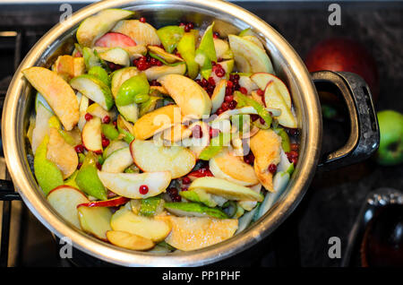 Tranches de pommes, poires, petits fruits sont cuits Banque D'Images