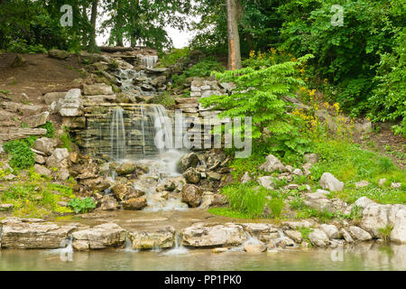 Vue de la fonction cascade Cascades Flegel Keyser à St Louis Forest Park sous couvert d'un après-midi de printemps 2013 le 30 mai. Banque D'Images