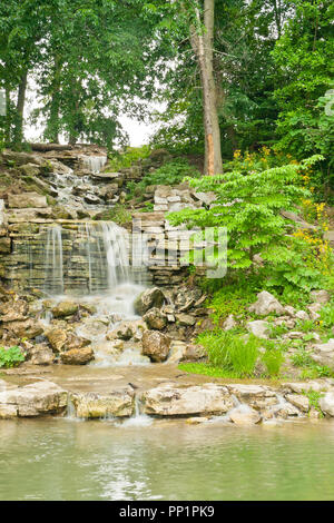 Vue de la fonction cascade Cascades Flegel Keyser à St Louis Forest Park sous couvert d'un après-midi de printemps 2013 le 30 mai. Banque D'Images