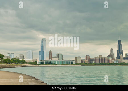 Vue de Chicago skyline de classe mondiale à partir de l'extrémité nord de l'île au nord sur une journée nuageuse. Banque D'Images