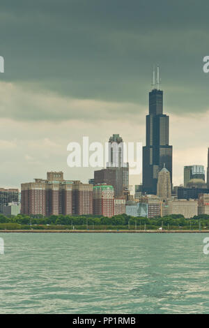 Vue de Chicago skyline de classe mondiale à partir de l'extrémité nord de l'île au nord sur une journée nuageuse. Banque D'Images