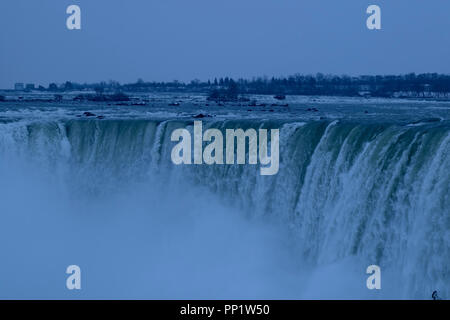 Niagara Falls cascade majestueuse. Vue aérienne d'une superbe cascade horseshoe. Grande cascade de près. Banque D'Images